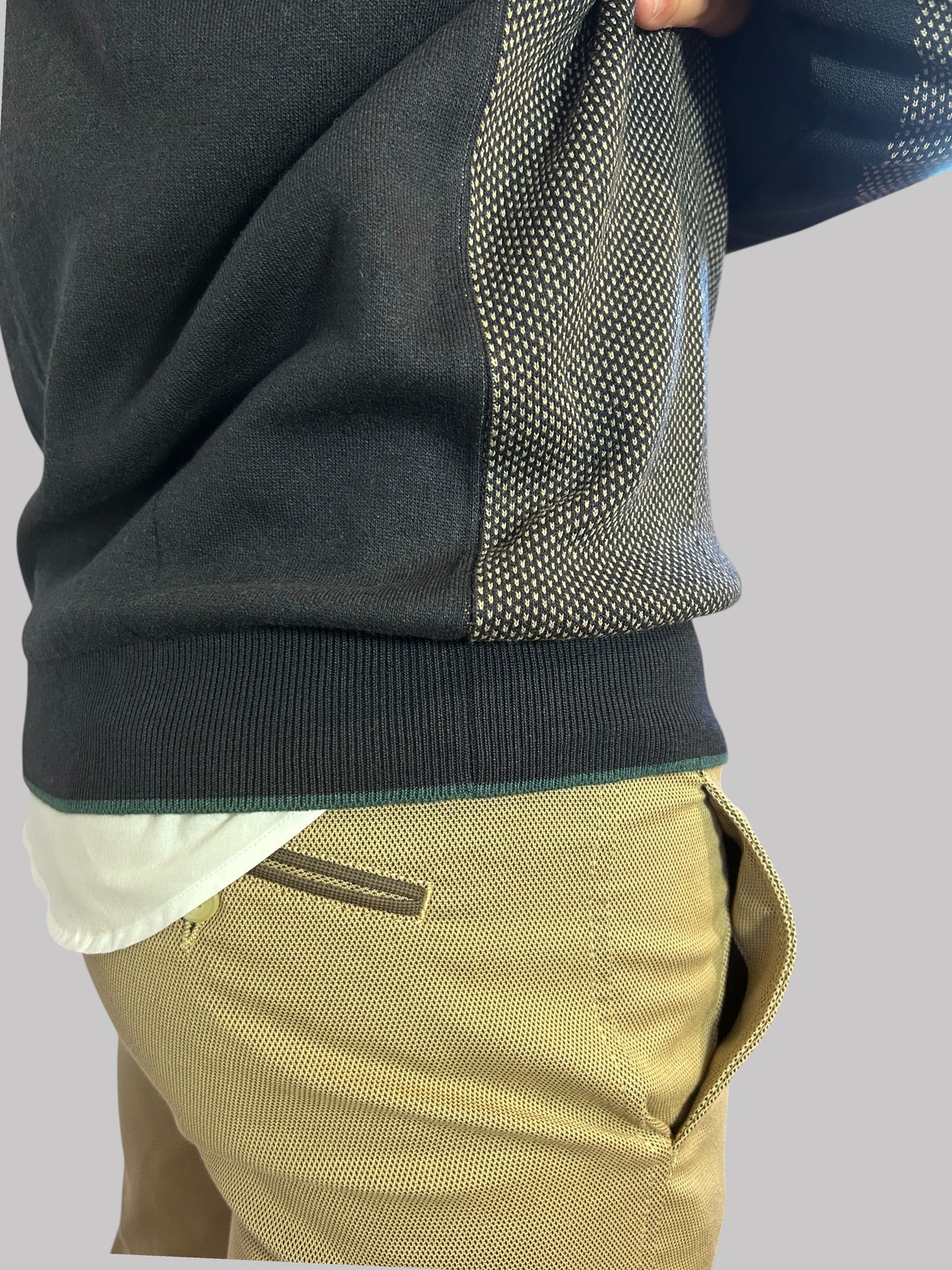 Malha de fecho azul e bege