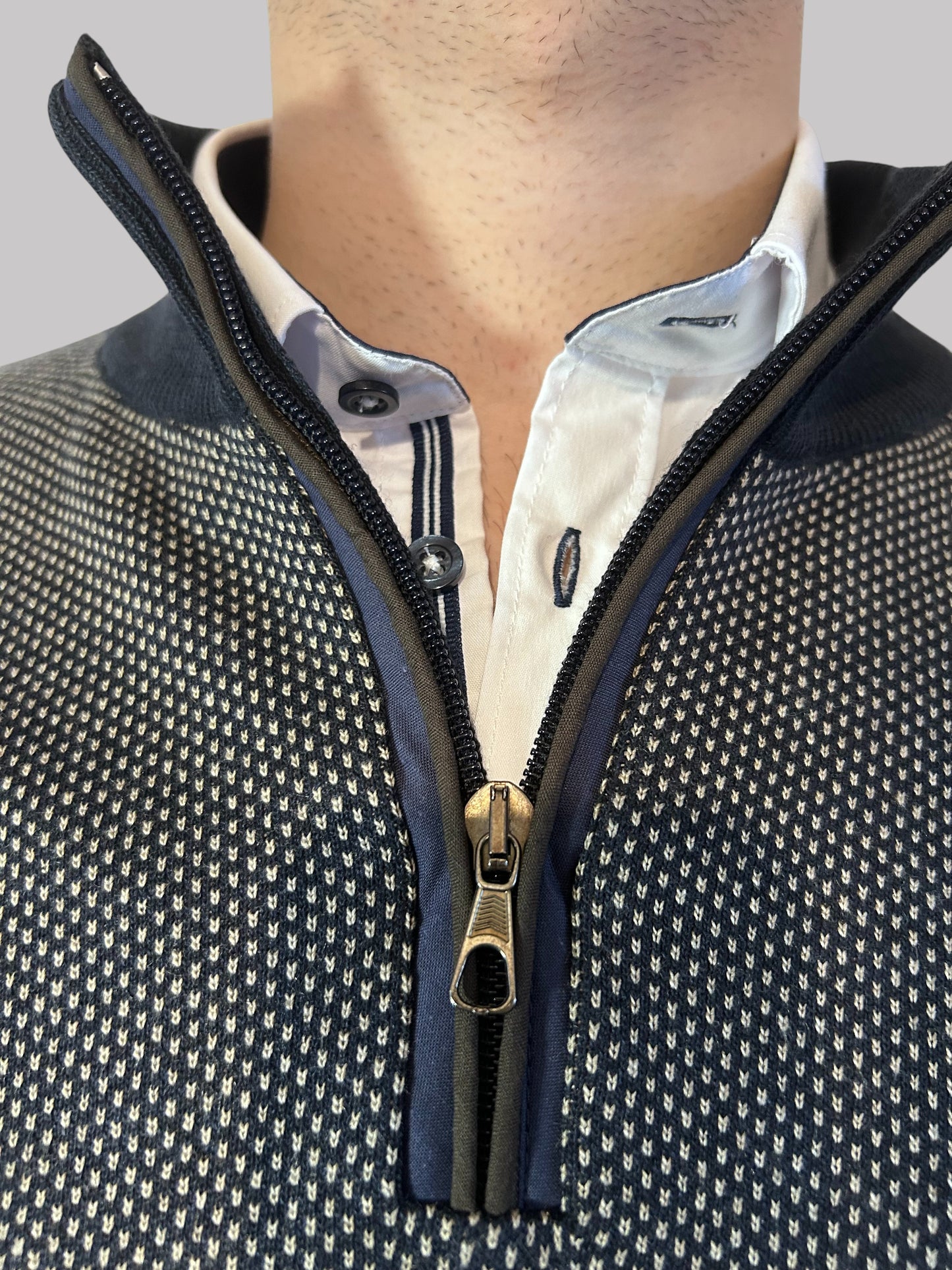 Malha de fecho azul e bege