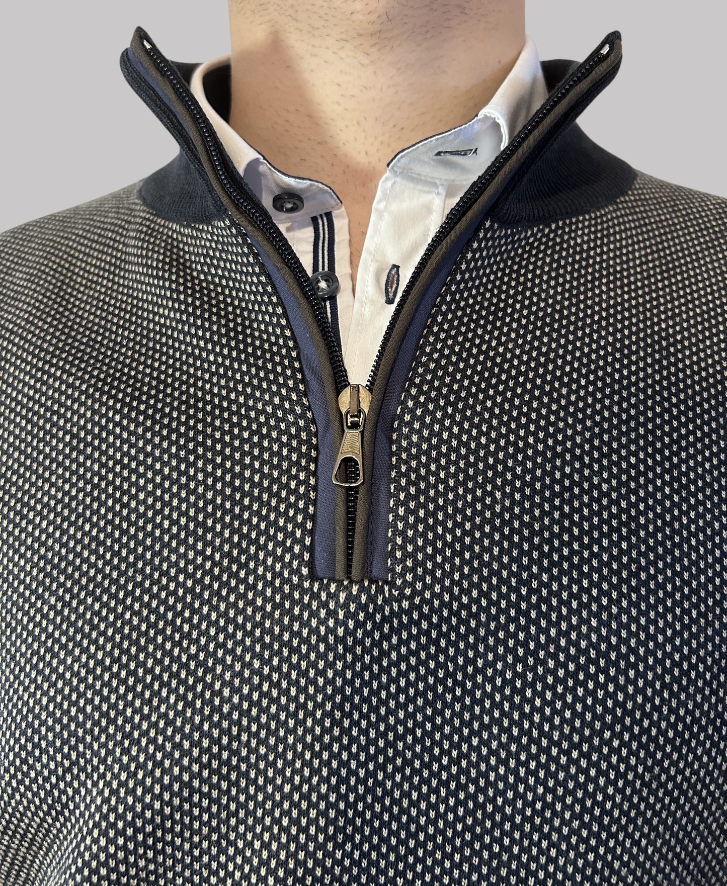 Malha de fecho azul e bege