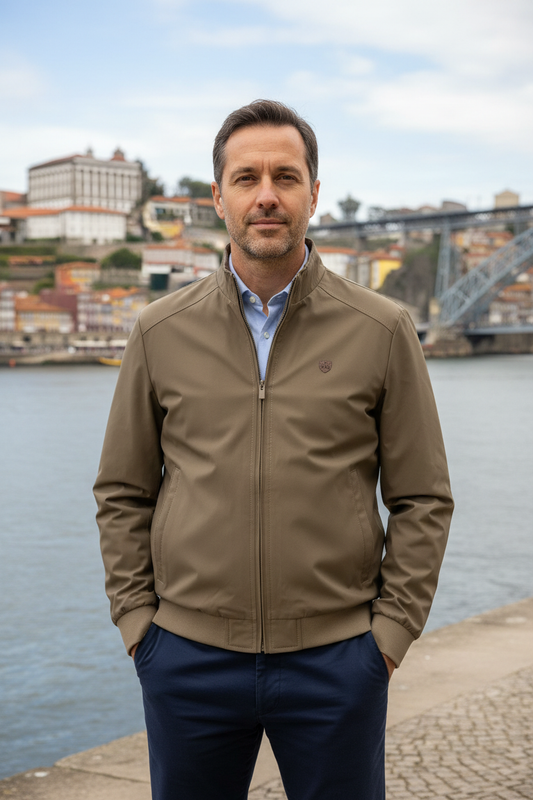 Homem de 45 anos com blusão bege fechado na marginal do Porto