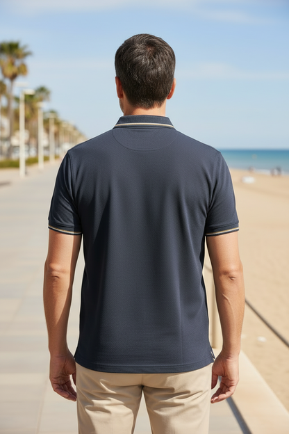 Homem de costas com polo DUVILL