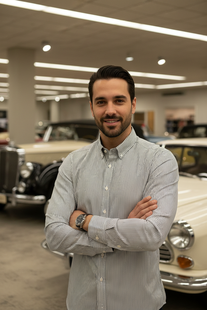 Modelo com camisa às riscas em exposição de carros antigos