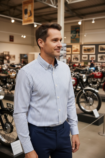 Modelo com camisa às riscas numa exposição de motas