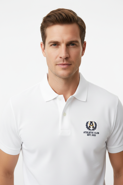 Modelo com polo branco e logótipo bordado