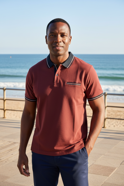 Modelo com polo burgundy na marginal