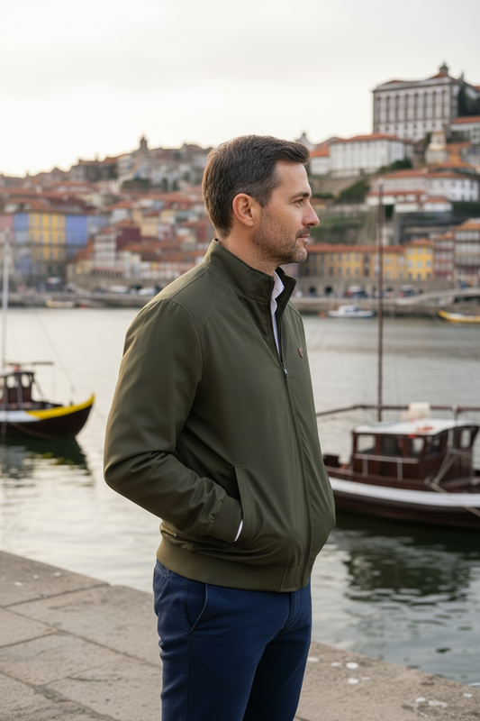 Modelo de perfil vestindo blusão na marginal do Porto