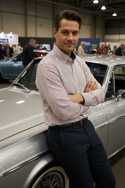 Modelo encostado ao carro antigo