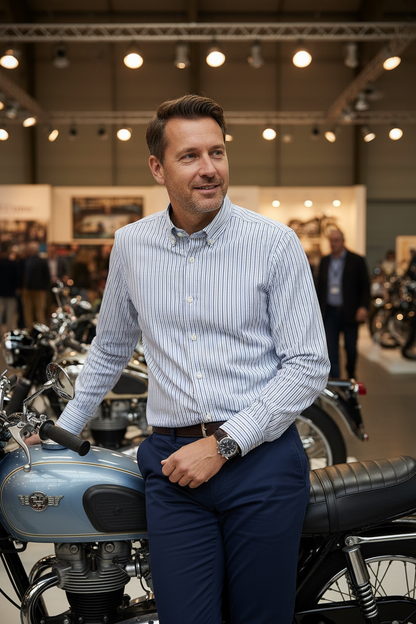 Modelo encostado à mota vintage