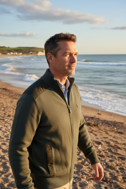 Modelo masculino de 45 anos com casaco verde junto ao mar